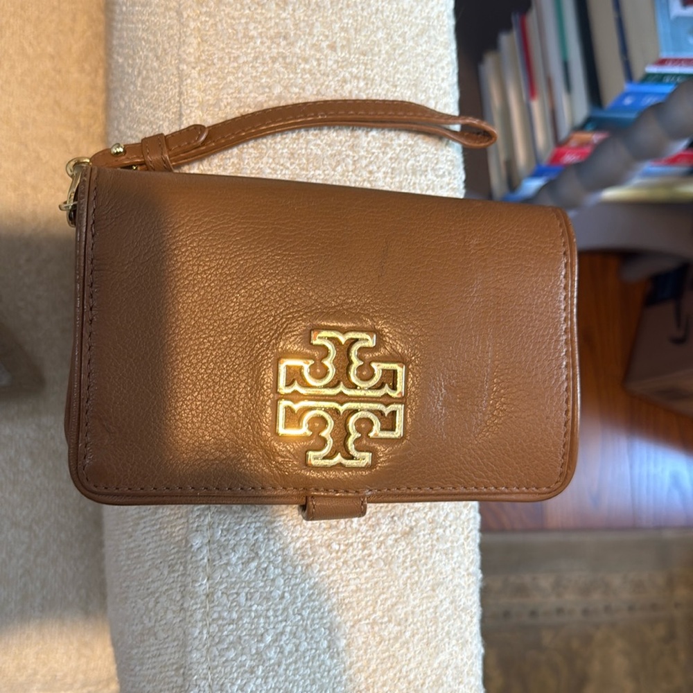 Tory Burch wristlet wallet with gold emblem- Like new!
